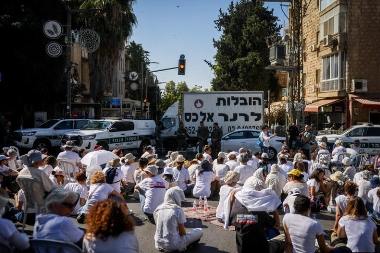 מפגינים ובני משפחות חטופים מפגינים במחאה על פיטורי שר הביטחון יואב גלנט סמוך למעון ראש הממשלה ברחוב עזה בירושלים (צילום: חיים גולדברג / פלאש 90)