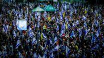 מפגינים נגד פיטורי שר הביטחון יואב גלנט בירושלים (צילום: חיים גולדברג/ פלאש90)