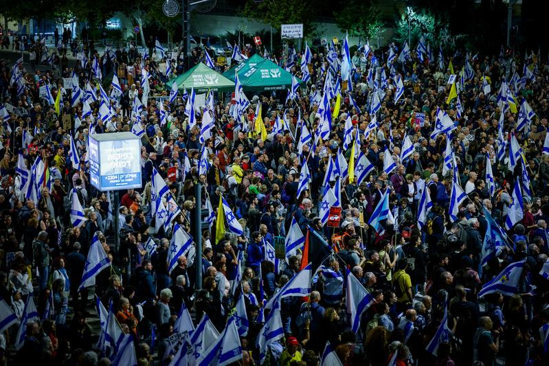 מפגינים נגד פיטורי שר הביטחון יואב גלנט בירושלים (צילום: חיים גולדברג/ פלאש90) מפגינים נגד פיטורי שר הביטחון יואב גלנט בירושלים (צילום: חיים גולדברג/ פלאש90)