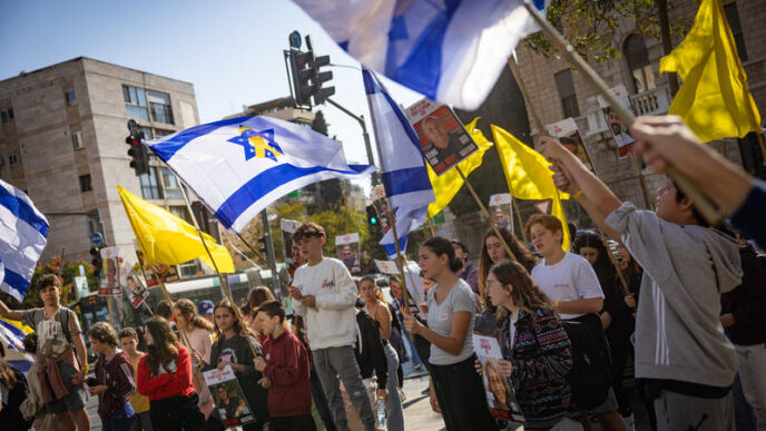 תלמידי תיכון מפגינים בירושלים במחאה על פיטורי שר הביטחון יואב גלנט סמוך למעון ראש הממשלה ברחוב עזה בירושלים (צילום: חיים גולדברג / פלאש 90)