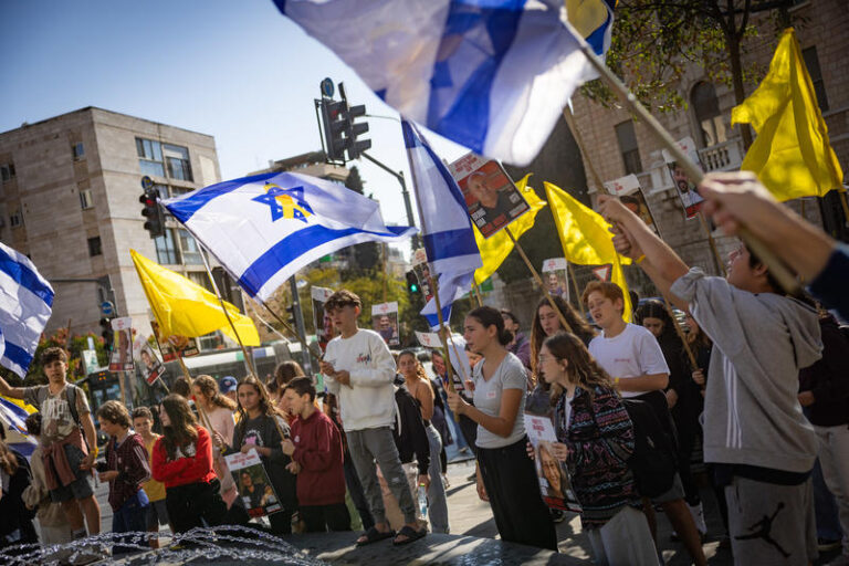 תלמידים מפגינים בקריאה לשחרור החטופים , סמוך לבית הספר הניסויי בירושלים (צילום: חיים גולדברג / פלאש 90)