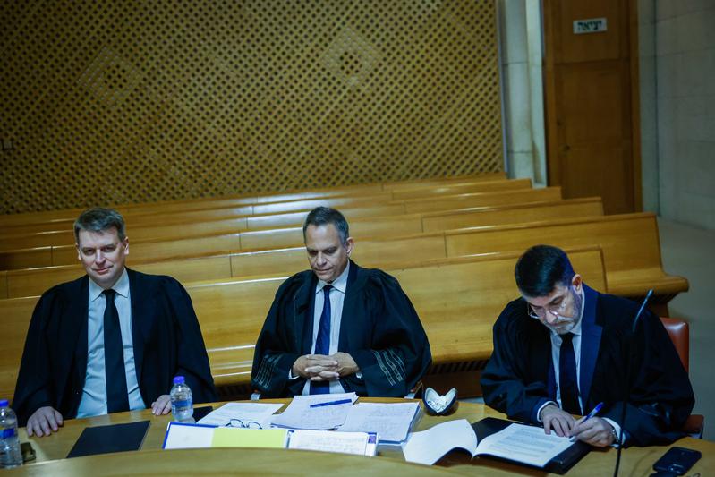 שימוע על שחרורו של אלי פלדשטיין למעצר בית בבית המשפט העליון (צילום ארכיון: חיים גולדברג/פלאש90) שימוע על שחרורו של אלי פלדשטיין למעצר בית בבית המשפט העליון (צילום ארכיון: חיים גולדברג/פלאש90)