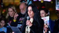 הצהרת משפחות חטופים משער בגין של הקריה בתל אביב (צילום: אבשלום ששוני/ פלאש90)