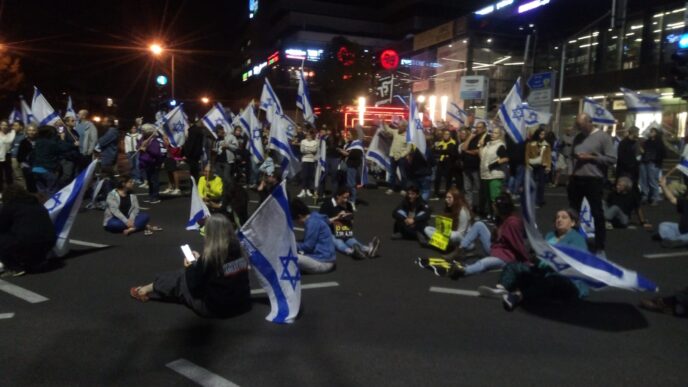 חסימת כביש ליד מרכז חורב בחיפה במחאה על פיטורי גלנט ובקריאה להשבת החטופים. בני המשפחות ימשיכו לספר עליהם עד שישובו (צילום: נוי קוגמן)