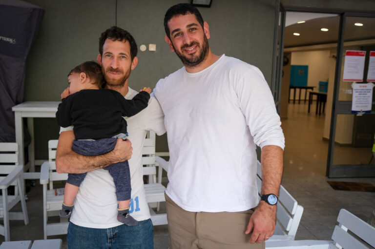 אורי מידן (מימין) וגל רביד. מידן: "המדינה מממנת שיקום, אבל מישהו צריך לדפוק על השולחן" (צילום: דוד טברסקי)