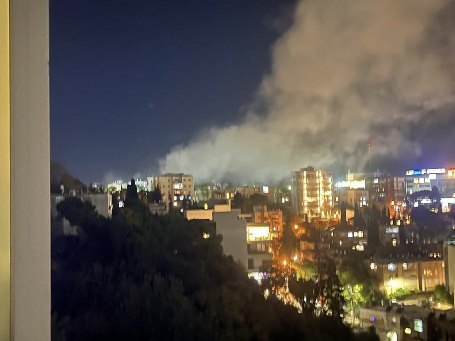 פגיעה ישירה בחיפה (צילום: רשתות חברתיות, שימוש לפי סעיף 7א׳ לזכויות יוצרים)