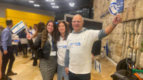משפחת שושן מתאחדת בנתב"ג (צילום: יהל פרג')