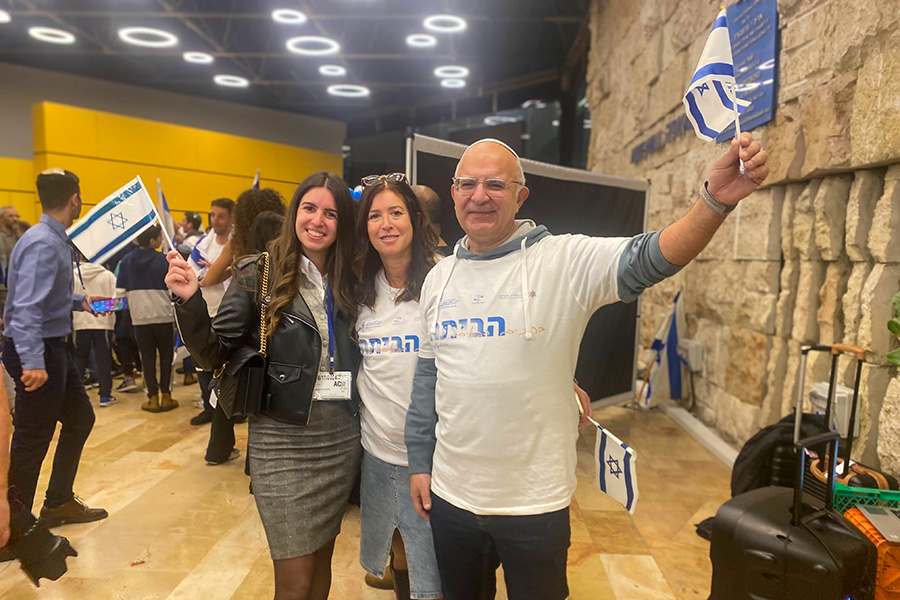 משפחת שושן מתאחדת בנתב"ג (צילום: יהל פרג') משפחת שושן מתאחדת בנתב"ג (צילום: יהל פרג')