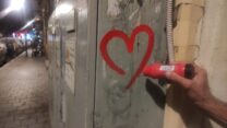 אומן הגרפיטי #פשוטלב בפעולה (צילום: ניצן צבי כהן)