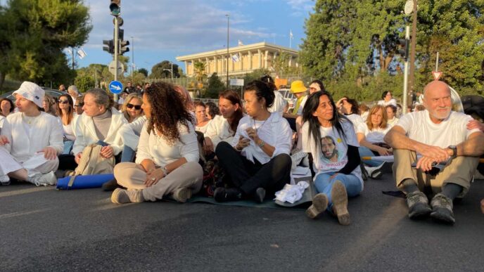 פעילי ופעילות ״משמרת 101״ על הכביש מול משכן הכנסת (צילום: יהל פרג׳)