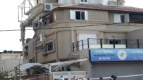 זירת הנפילה בטירה הלילה, בה נפצעו כ-20 בני אדם (צילום: נוי קוגמן)