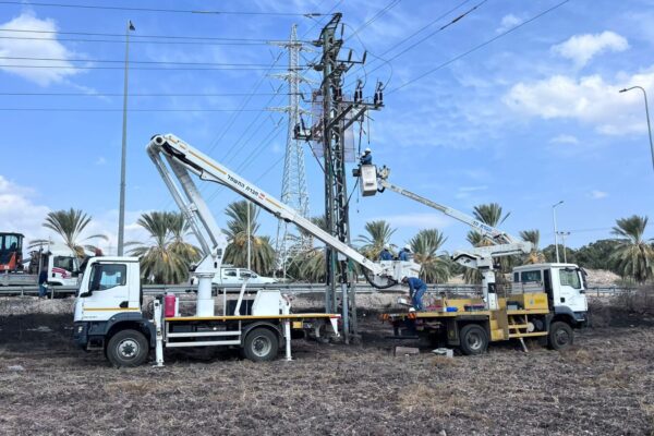 העבודות לתיקון הנזק בגליל המערבי (צילום: חברת החשמל)