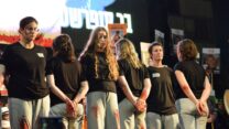 מיצב 'מתלבשות כמו נעמה' - פעילות לבושות בבגדים זהים לאלה שנחטפה בהם נעמה לוי (צילום: אורן דגן)