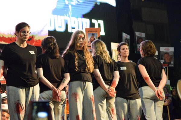 מיצב 'מתלבשות כמו נעמה' - פעילות לבושות בבגדים זהים לאלה שנחטפה בהם נעמה לוי (צילום: אורן דגן)