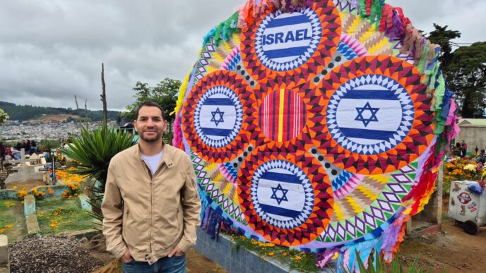 שגריר ישראל בגואטמלה אלון לביא לצד העפיפון שהוצג בפסטיבל. "המשימה שלי היא להרחיב את המסחר ולחזק את הידידות" (צילום: משרד החוץ)