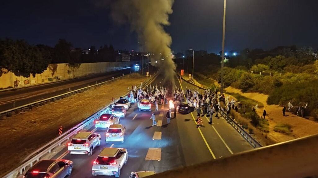 מפגינים חוסמים את נתיבי איילון בתל אביב במחאה על פיטורי גלנט (צילום: כבאות והצלה)