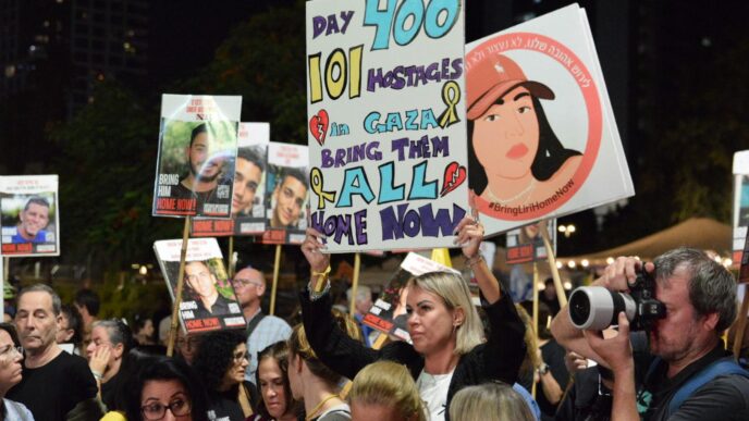 מפגינים בעצרת למען שחרור החטופים בכיכר החטופים בתל אביב (צילום: אורן דגן)