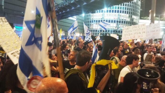 הפגנה למען שחרור החטופים סמוך לשער בגין של הקריה בתל אביב (צילום: מאור הוימן)