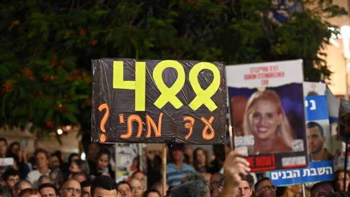 עצרת להחזרת החטופים בכיכר החטופים בתל אביב, במלאת 400 יום למלחמה (צילום: פאולינה פטימר)