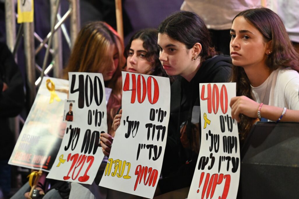 בנות משפחה של חטופים בעצרת להחזרת החטופים בכיכר החטופים בתל אביב במלאת 400 ימים למלחמה (צילום: פאולינה פטימר) בנות משפחה של חטופים בעצרת להחזרת החטופים בכיכר החטופים בתל אביב במלאת 400 ימים למלחמה (צילום: פאולינה פטימר)