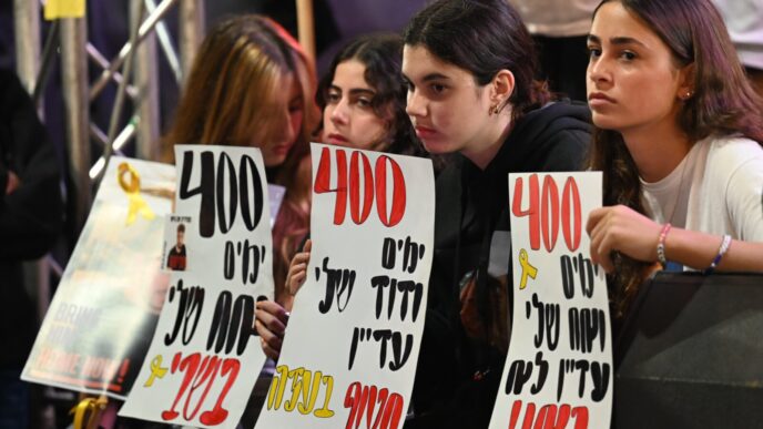 בנות משפחה של חטופים בעצרת להחזרת החטופים בכיכר החטופים בתל אביב במלאת 400 ימים למלחמה (צילום: פאולינה פטימר)