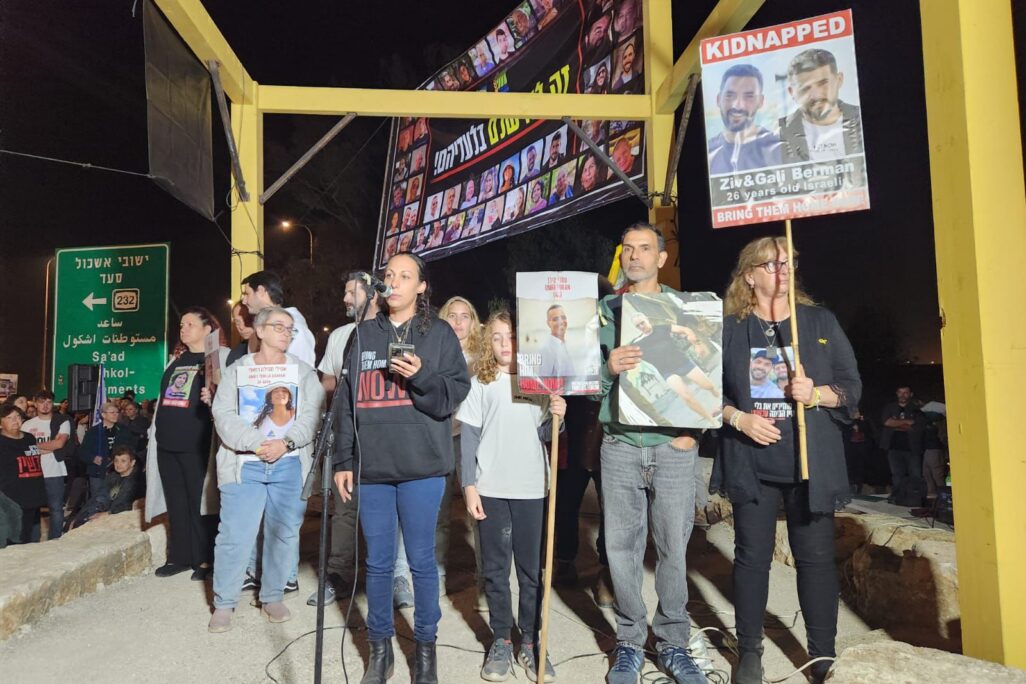 לישי לביא מירן, אשתו של החטוף עמרי מירן, בעצרת להחזרת החטופים בצומת שער הנגב (צילום: מטה משפחות החטופים והנעדרים) לישי לביא מירן, אשתו של החטוף עמרי מירן, בעצרת להחזרת החטופים בצומת שער הנגב (צילום: מטה משפחות החטופים והנעדרים)