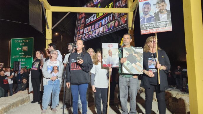 לישי לביא מירן, אשתו של החטוף עמרי מירן, בעצרת להחזרת החטופים בצומת שער הנגב (צילום: מטה משפחות החטופים והנעדרים)