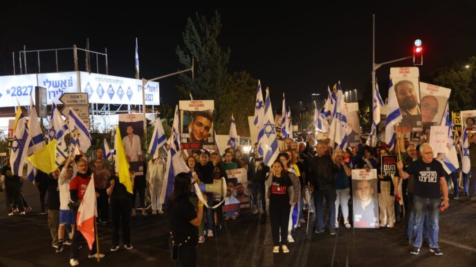 מחאה להשבת החטופים בצומת רעננה (צילום: מיכה ורדי)