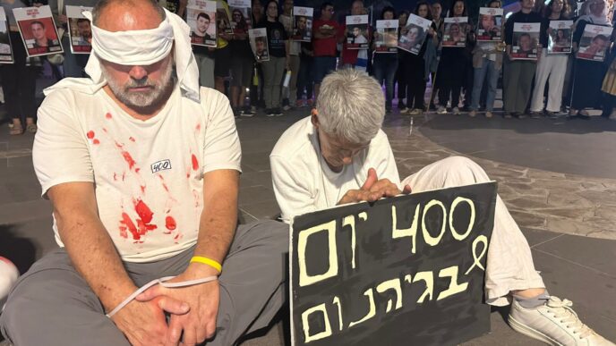 מפגינים בעצרת לשחרור החטופים באילת קושרים את עצמם כהמחשה לסבלם של החטופים (צילוםף מטה משפחות החטופים והנעדרים)