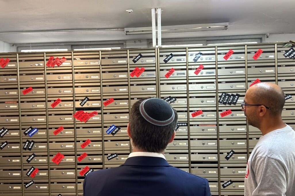 השר בצלאל סמוטריץ' מול תאי הדואר של חברי קיבוץ ניר עוז (צילום: קיבוץ ניר עוז)