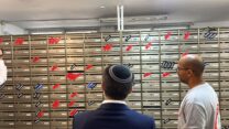 השר בצלאל סמוטריץ' מול תאי הדואר של חברי קיבוץ ניר עוז (צילום: קיבוץ ניר עוז)