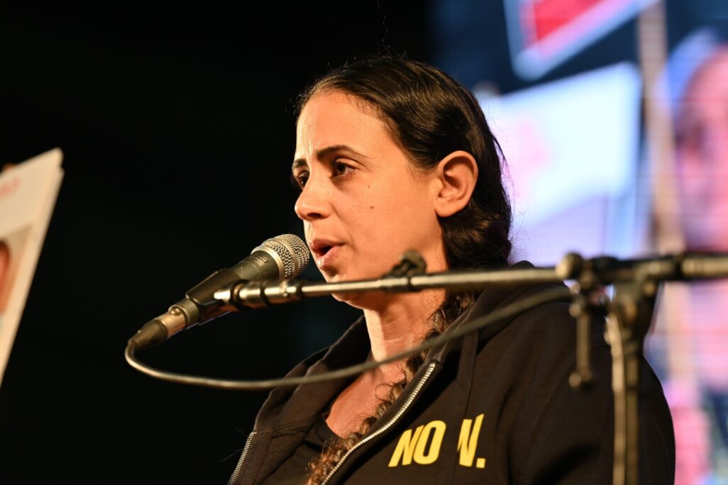 עפרי ביבס לוי בעצרת בכיכר החטופים בתל אביב (צילום: פאולינה פטימר) עפרי ביבס לוי בעצרת בכיכר החטופים בתל אביב (צילום: פאולינה פטימר)