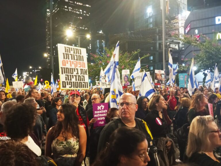 הפגנה לשחרור החטופים בגשר בגין בתל אביב (צילום: מאור הוימן)