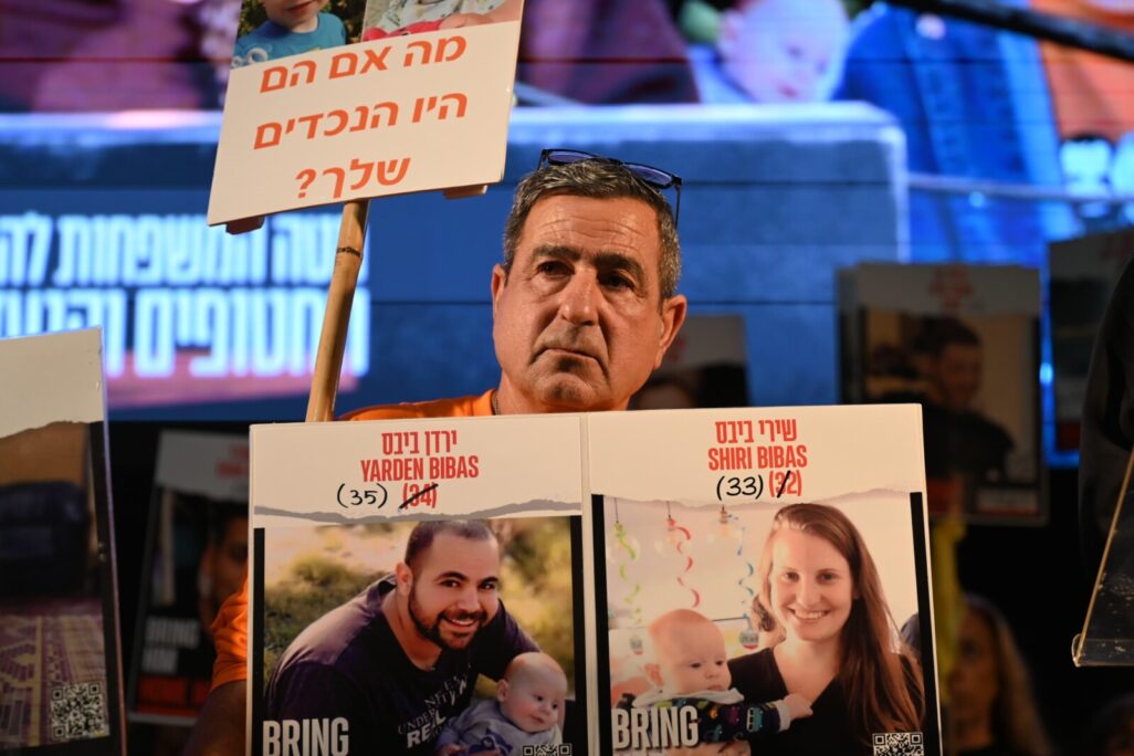 אלי ביבס, סבם של כפיר וירדן ביבס, בעצרת להשבת החטופים בתל אביב (צילום: פאולינה פטימר) אלי ביבס, סבם של כפיר וירדן ביבס, בעצרת להשבת החטופים בתל אביב (צילום: פאולינה פטימר)