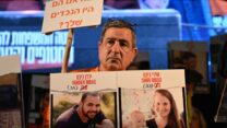 אלי ביבס, סבם של כפיר וירדן ביבס, בעצרת להשבת החטופים בתל אביב (צילום: פאולינה פטימר)