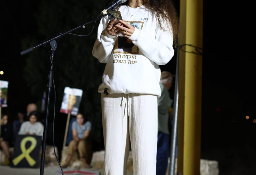 ירדן גונן, אחותה של רומי גונן, בעצרת להשבת החטופים בצומת הקשתות בנגב המערבי (צילום: מטה משפחות החטופים) ירדן גונן, אחותה של רומי גונן, בעצרת להשבת החטופים בצומת הקשתות בנגב המערבי (צילום: מטה משפחות החטופים)