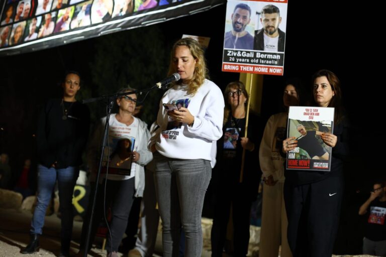 ימית שטיינברכר, אחותה של החטופה דורון שטיינברכר, בעצרת להשבת החטופים בצומת הקשתות בעוטף עזה (צילום: מטה משפחות החטופים והנעדרים)