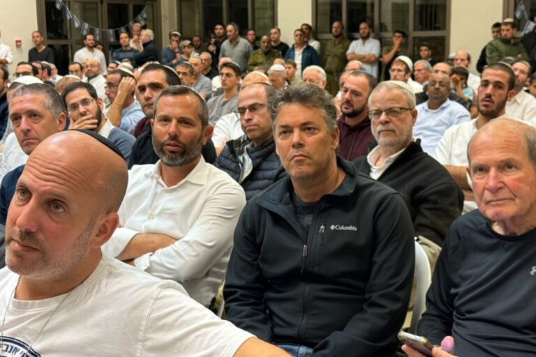 מזכ"ל התנועה הקיבוצית ליאור שמחה וראש אגף המשימות לשעבר בתנועה יואל מרשק, בעצרת תפילה לשחרור החטופים בעלי (צילום: טובי שריד, דוברות בנימין)