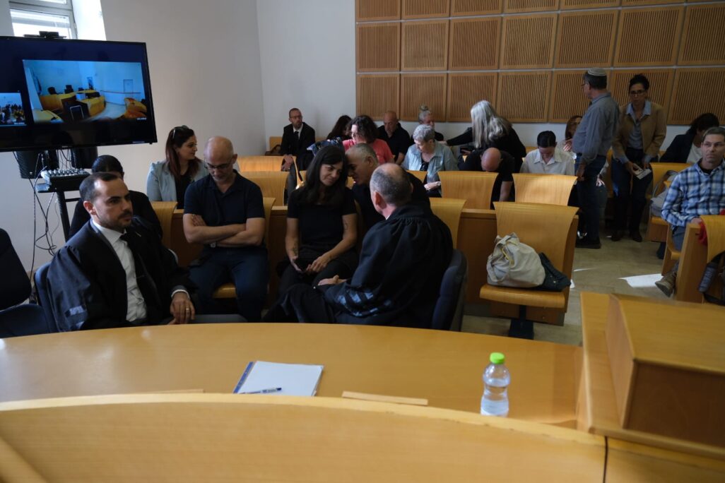 משפחתה של אילן בר שלום ז"ל, שנהרגה באסון המכינה בנחל צפית, באולם בית המשפט המחוזי בבאר שבע לפני מתן הכרעת הדין (צילום: דוד טברסקי)
