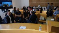 משפחתה של אילן בר שלום ז"ל, שנהרגה באסון המכינה בנחל צפית, באולם בית המשפט המחוזי בבאר שבע לפני מתן הכרעת הדין (צילום: דוד טברסקי)