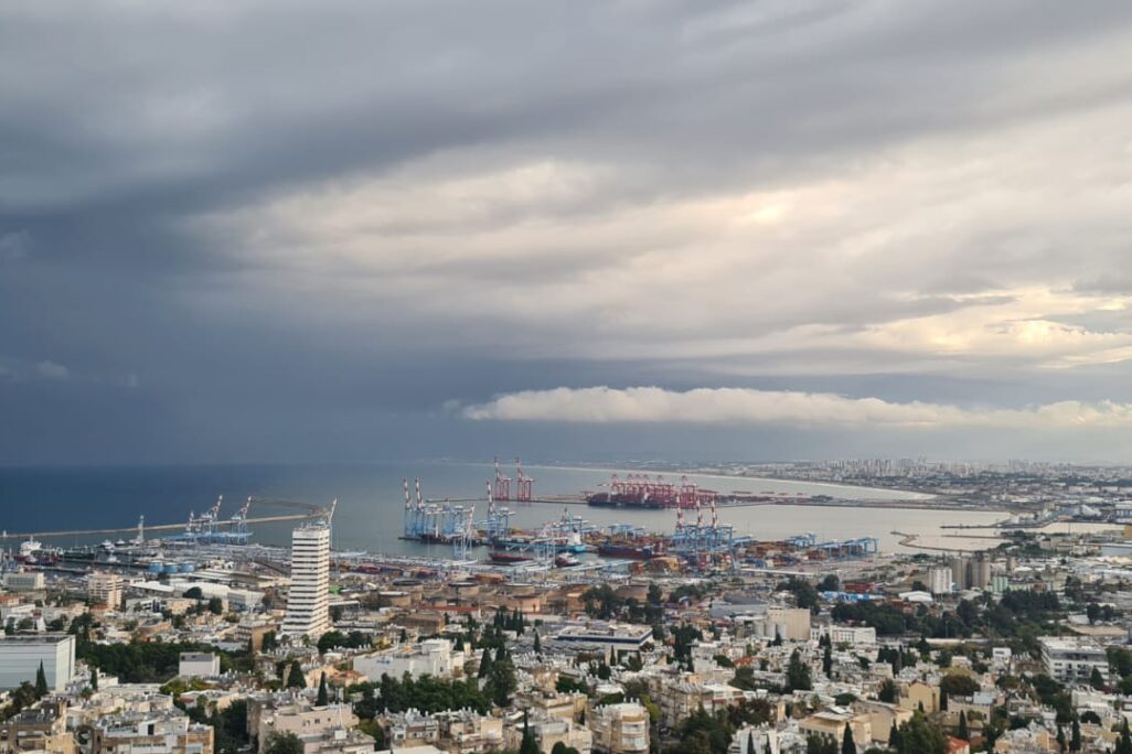שמי מפרץ חיפה (צילום: ארז רביב) שמי מפרץ חיפה (צילום: ארז רביב)