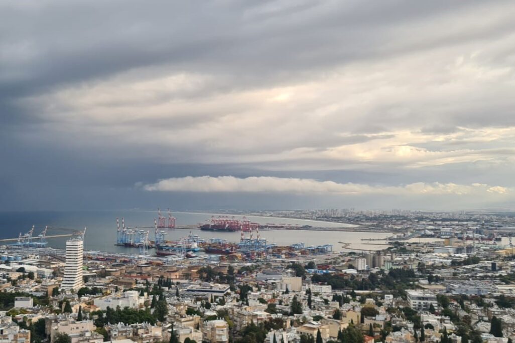 עננים במפרץ חיפה (צילום: ארז רביב) עננים במפרץ חיפה (צילום: ארז רביב)