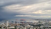 עננים במפרץ חיפה (צילום: ארז רביב)