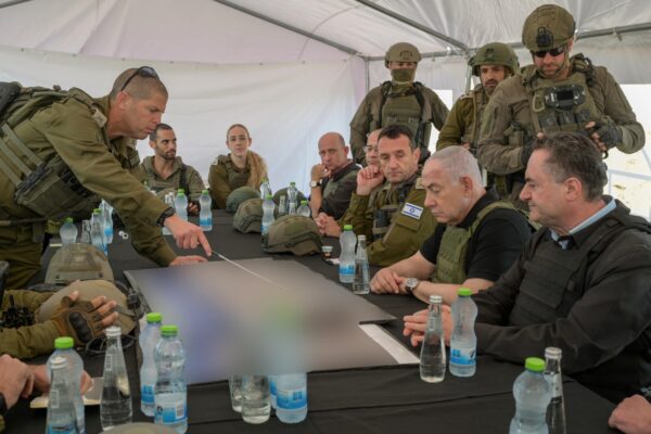 ראש הממשלה בנימין נתניהו, שר הביטחון ישראל כ"ץ והרמטכ"ל הרצי הלוי במסדרון נצרים ברצועת עזה (מעיין טואף/ לע"מ)