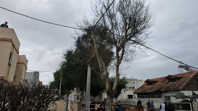 פגיעה בעמודי חשמל בפתח תקווה סמוך לנפילת המיירט (צילום: יוסי וייס, חברת החשמל לישראל)