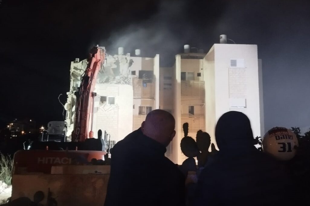 עופר ואורן גולן צופים בהריסת הבניין שבו גדלו (צילום: אמיתי פרץ) עופר ואורן גולן צופים בהריסת הבניין שבו גדלו (צילום: אמיתי פרץ)
