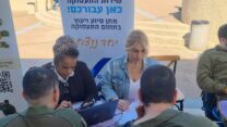 עובדי שירות התעסוקה נפגשים עם מילואימניקים בבסיסם ביום שחרורם, ורושמים אותם לקבלת מעטפת סיוע אישית באזרחות. (צילום: דוברות שירות התעסוקה)