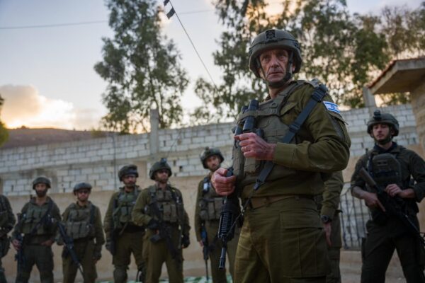 הרמטכ"ל רא"ל הרצי הלוי בהערכת מצב בלבנון (צילום: דובר צה"ל)