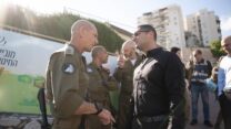 מפקד פיקוד העורף בגן הילדים שנפגע מכטב"ם בנשר (צילום: דובר צה"ל)