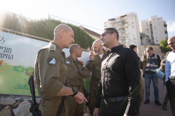 מפקד פיקוד העורף בגן הילדים שנפגע מכטב"ם בנשר (צילום: דובר צה"ל)